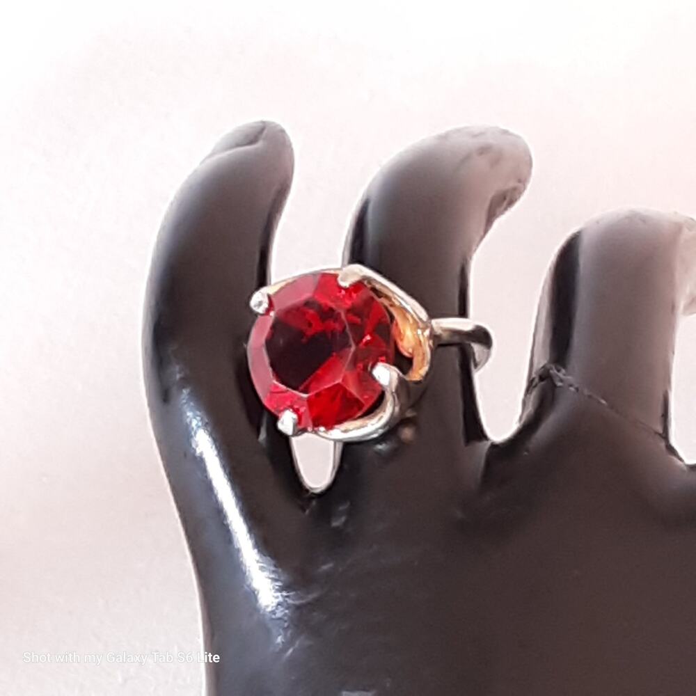 💎Gold Tone Ring With Big Red Round Stone On Elegant Prong Setting